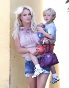 Бритни Спирс - out and about candids in Calabasas, August 18, 2010 (12xHQ) Ce2124200475927
