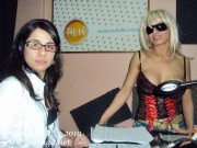 Angie se desnuda en una radio